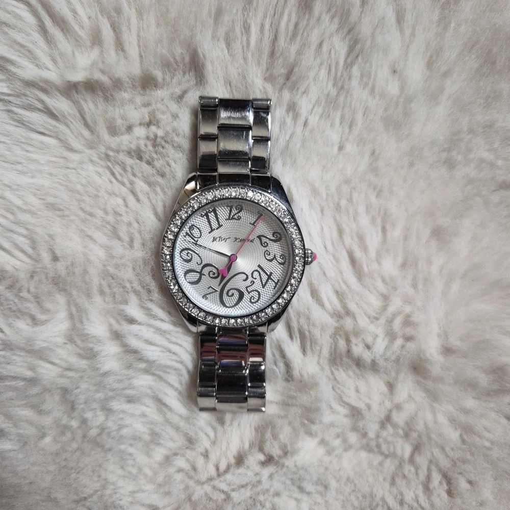 Betsey Johnson Watch Silver Tone Pink Heart Hand Streetwear Twee Girly Cute Y2K - Picture 2 of 13